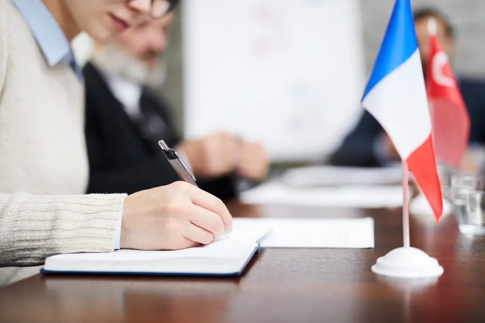 Deftere yazı yazan bir kişi