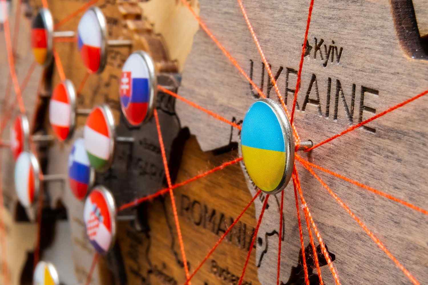Bursa Ukraynaca Yeminli Tercüman sitesiniin 4. resmi ukrauna bayrağı ve çiştli iplerle pinlenmiş ukrayna ülkesi